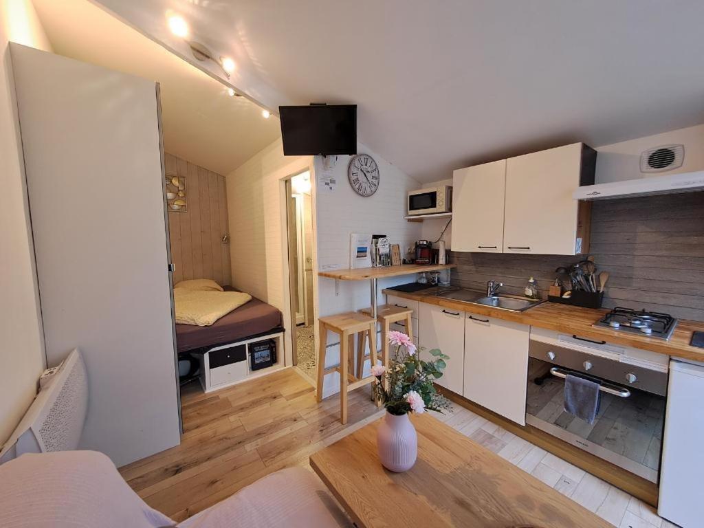 Joli Studio Au Calme Dans Un Jardin Privatif Ouistreham Exterior foto