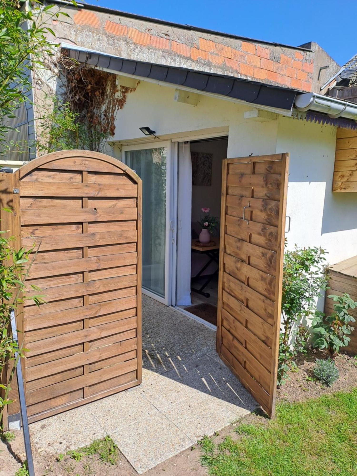 Joli Studio Au Calme Dans Un Jardin Privatif Ouistreham Exterior foto